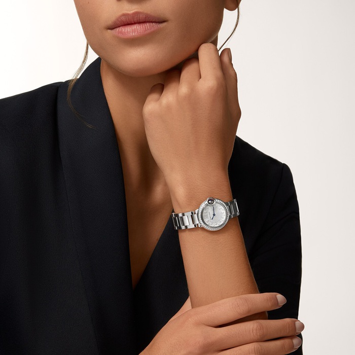 Cartier Montre Ballon Bleu de Cartier 28 mm Mouvement à quartz Boîtier en acier Couronne en acier cannelé sertie d'un spinelle synthétique en forme de cabochon W4BB0034. – Image 4
