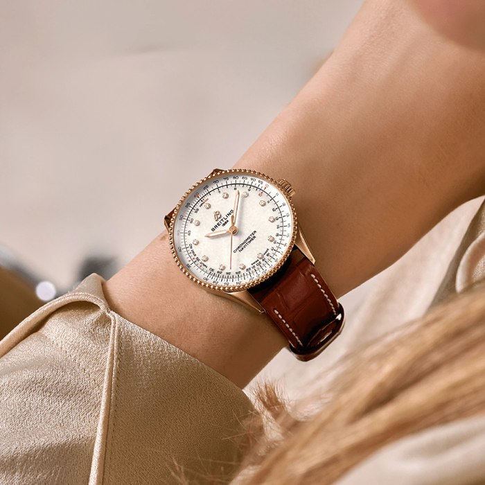 Montre Femme Breitling Navitimer 36mm Blanc Nacre Alligator 18k Or Rouge R17327211A1P1 – Image 5